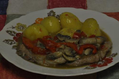 Vepřové plátky na žampionech s červenou paprikou – Snadné recept z Česko kuchyně, hotový za 30 - 45 minut